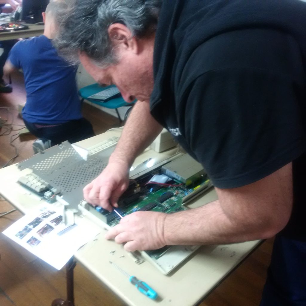 Leslie removes the 68000 CPU from Rod's A500